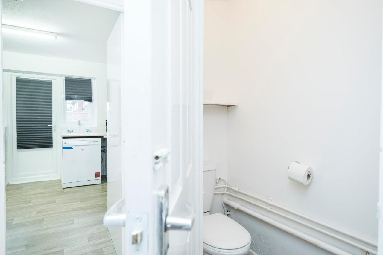 Spacious 3 Bed 1 Bath Hse W Guest Toilet W Parking Near Excel - E16 London Exterior foto