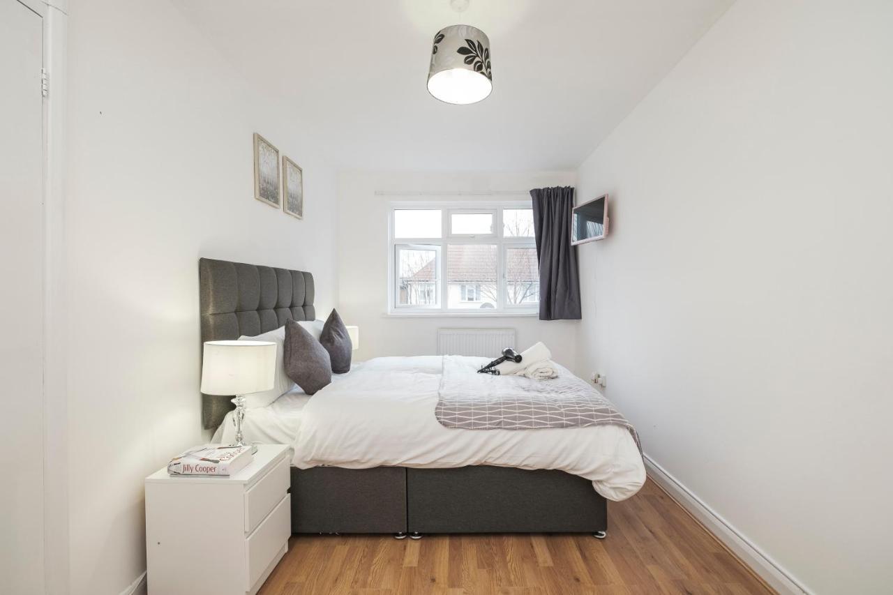 Spacious 3 Bed 1 Bath Hse W Guest Toilet W Parking Near Excel - E16 London Exterior foto