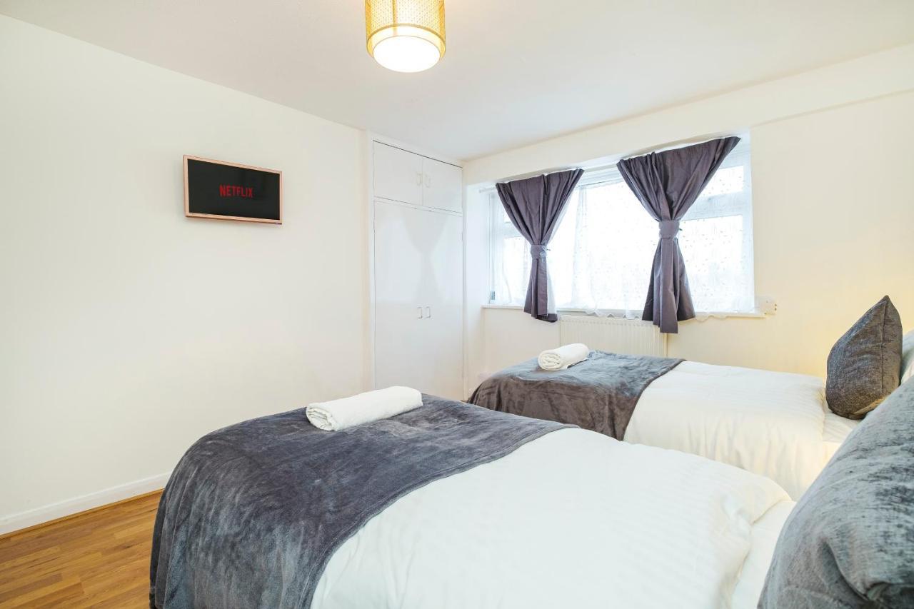 Spacious 3 Bed 1 Bath Hse W Guest Toilet W Parking Near Excel - E16 London Exterior foto