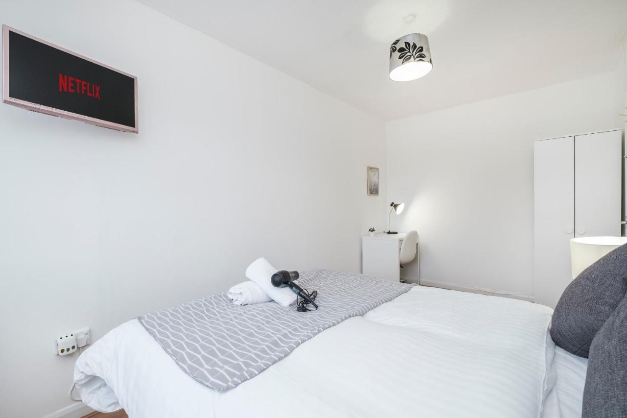 Spacious 3 Bed 1 Bath Hse W Guest Toilet W Parking Near Excel - E16 London Exterior foto