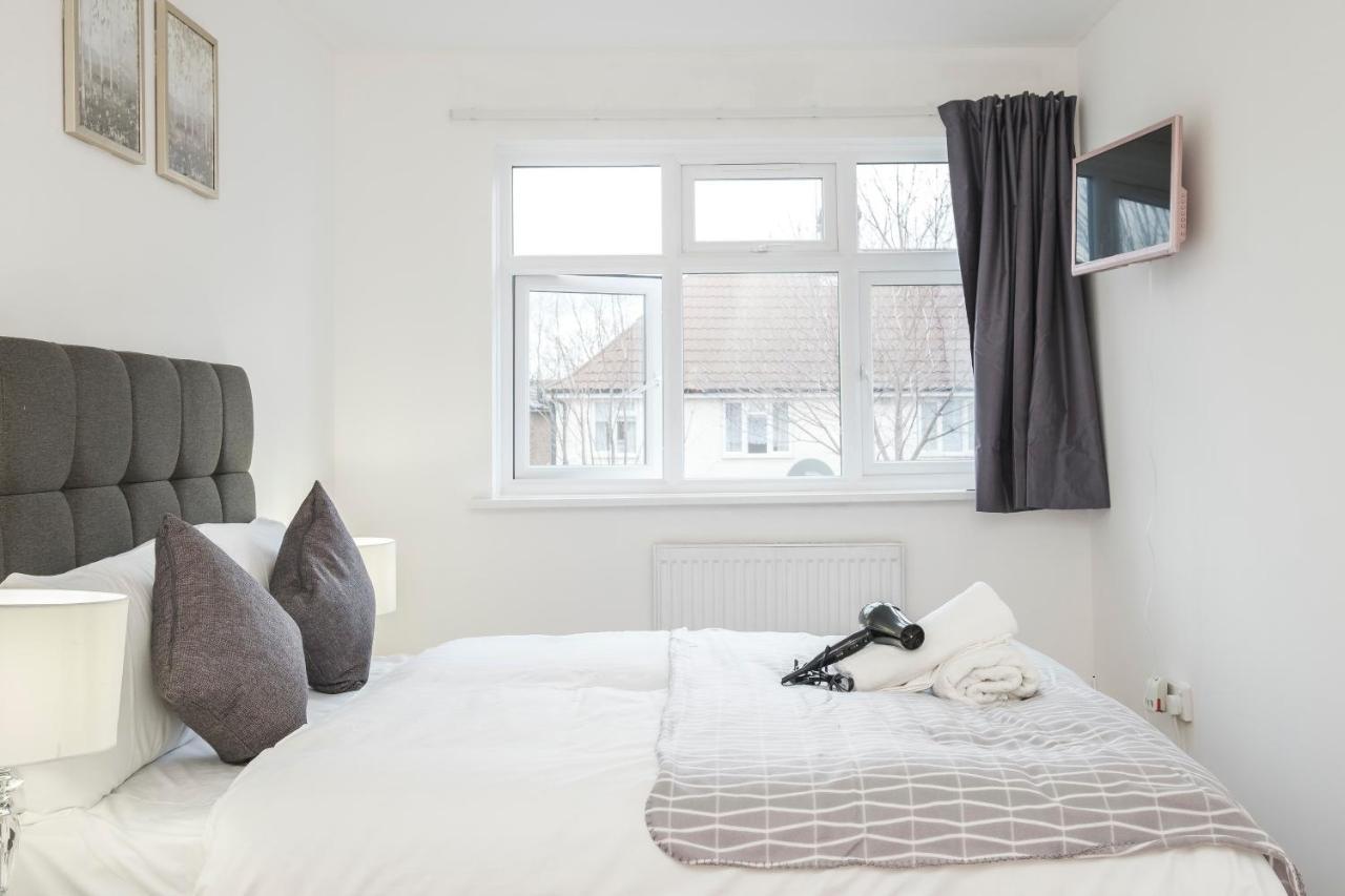 Spacious 3 Bed 1 Bath Hse W Guest Toilet W Parking Near Excel - E16 London Exterior foto
