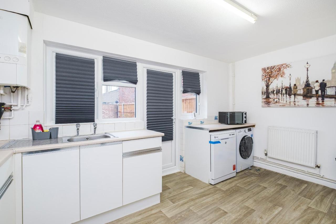 Spacious 3 Bed 1 Bath Hse W Guest Toilet W Parking Near Excel - E16 London Exterior foto