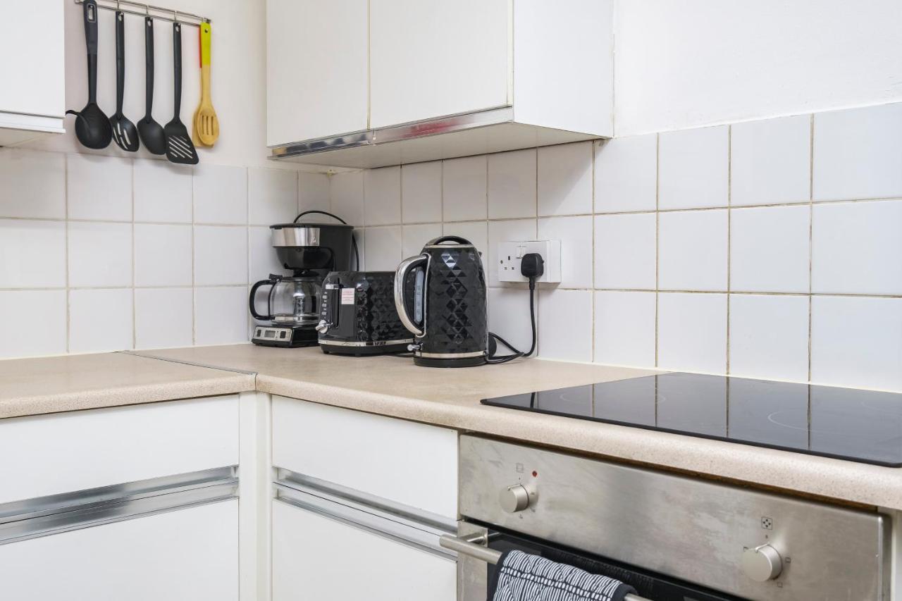 Spacious 3 Bed 1 Bath Hse W Guest Toilet W Parking Near Excel - E16 London Exterior foto