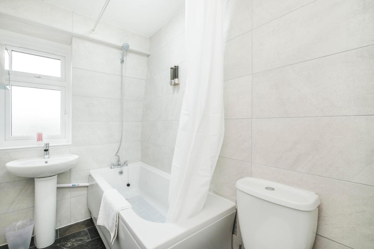 Spacious 3 Bed 1 Bath Hse W Guest Toilet W Parking Near Excel - E16 London Exterior foto